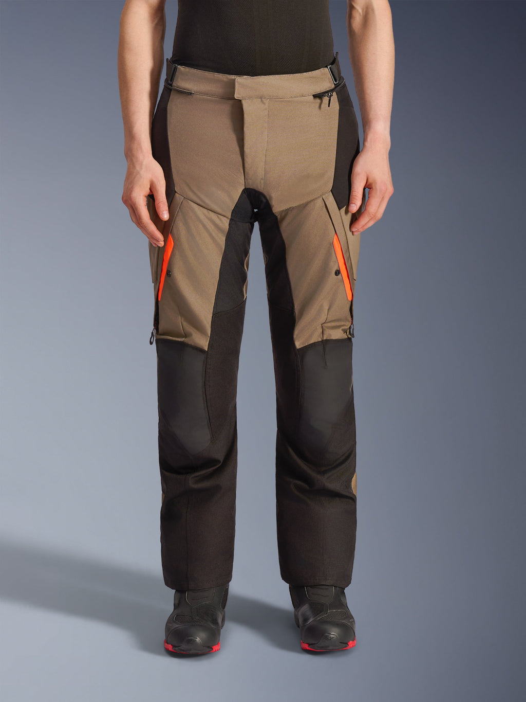 Alpinestars Andes V4 Drystar Hose, Motorrad-Adventure-Tourenhose in Walnussbraun und Schwarz, mit leuchtend orangen Oberschenkel-Reißverschlüssen, verstärkten schwarzen Kniepanels und strapazierfähiger Textilkonstruktion für jedes Wetter.