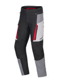 Alpinestars Honda ST-1 Wasserdichte Hose, Motorrad-Tourenhose, Eisgrau, Dunkelgrau und Schwarz mit roten Akzenten, technische Textilkonstruktion mit wasserdichtem Futter, Cargotaschen mit Reißverschluss und ergonomisch vorgeformten Beinen