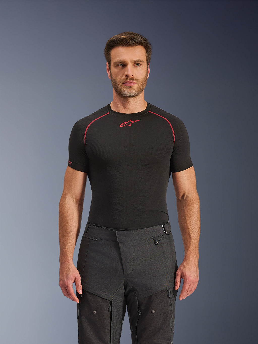 Alpinestars Cusco Drystar® Hose, Adventure-Motorradhose, Schwarz, technische Textilkonstruktion mit Belüftungsreißverschlüssen und Ripstop-Einsätzen, getragen von einem männlichen Model mit einem schwarzen Alpinestars Base-Layer-Shirt für einen kompletten Adventure-Riding-Look
