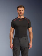 Alpinestars Cusco Drystar® Hose, Adventure-Motorradhose, Schwarz, technische Textilkonstruktion mit Belüftungsreißverschlüssen und Ripstop-Einsätzen, getragen von einem männlichen Model mit einem schwarzen Alpinestars Base-Layer-Shirt für einen kompletten Adventure-Riding-Look