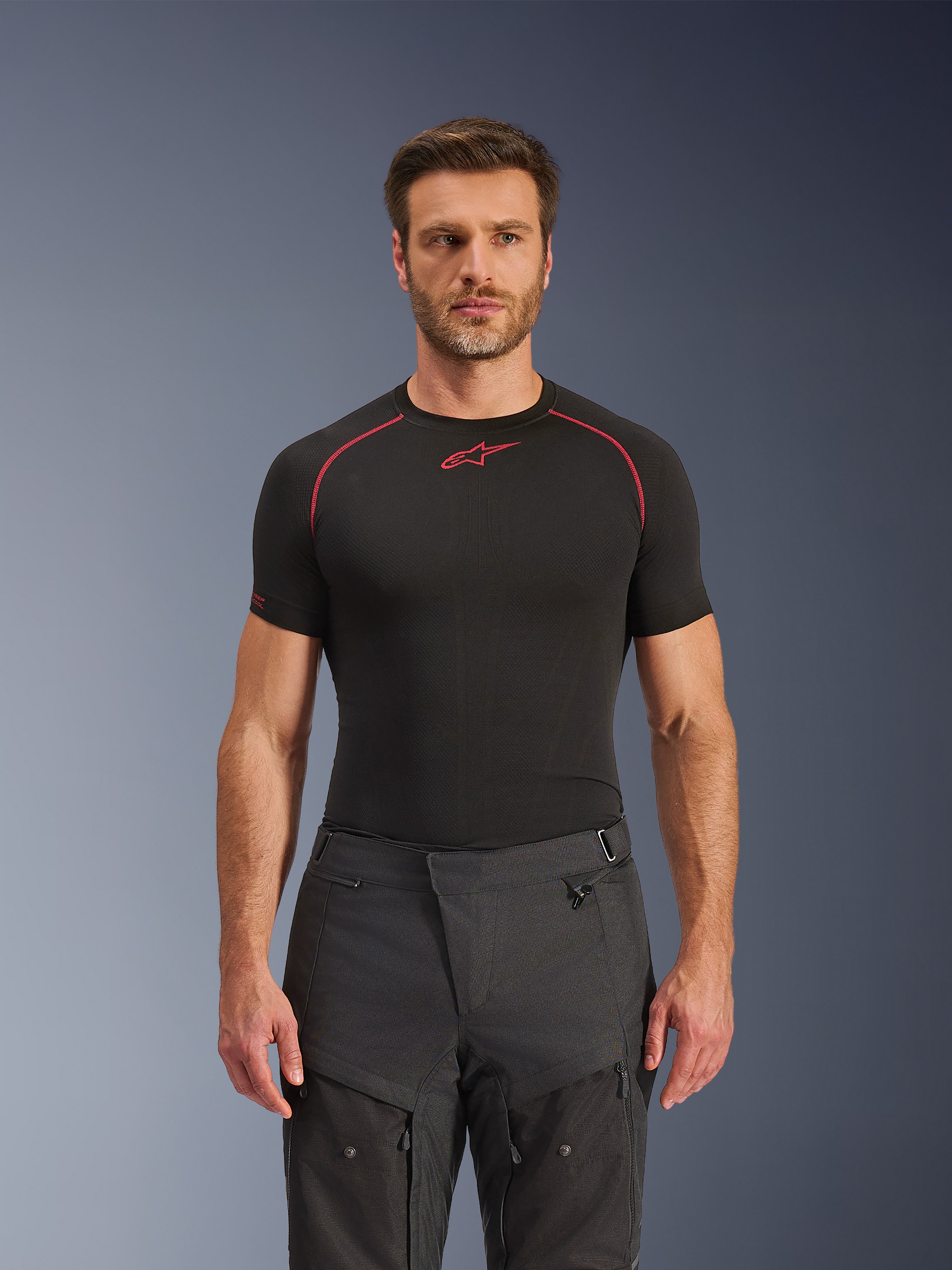 Alpinestars Cusco Drystar® Hose, Adventure-Motorradhose, Schwarz, technische Textilkonstruktion mit Belüftungsreißverschlüssen und Ripstop-Einsätzen, getragen von einem männlichen Model mit einem schwarzen Alpinestars Base-Layer-Shirt für einen kompletten Adventure-Riding-Look