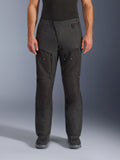 Alpinestars Cusco Drystar® Hose, Adventure-Motorradhose, Schwarz, Vorderansicht, mit Oberschenkelbelüftung mit Reißverschluss und verstellbarem Bund, strapazierfähige Ripstop- und 600D-Textilkonstruktion, getragen mit schwarzen Stiefeln
