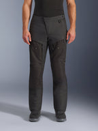 Alpinestars Cusco Drystar® Hose, Adventure-Motorradhose, Schwarz, Vorderansicht, mit Oberschenkelbelüftung mit Reißverschluss und verstellbarem Bund, strapazierfähige Ripstop- und 600D-Textilkonstruktion, getragen mit schwarzen Stiefeln
