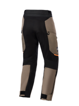 Alpinestars Cusco Drystar® Hose, Adventure-Motorradhose, Walnussbraun und Schwarz, Rückansicht mit schwarzen Stretch-Einsätzen, orangen Akzenten, Belüftungsöffnungen mit Reißverschluss und verstellbaren Klettverschlüssen für den Straßeneinsatz.