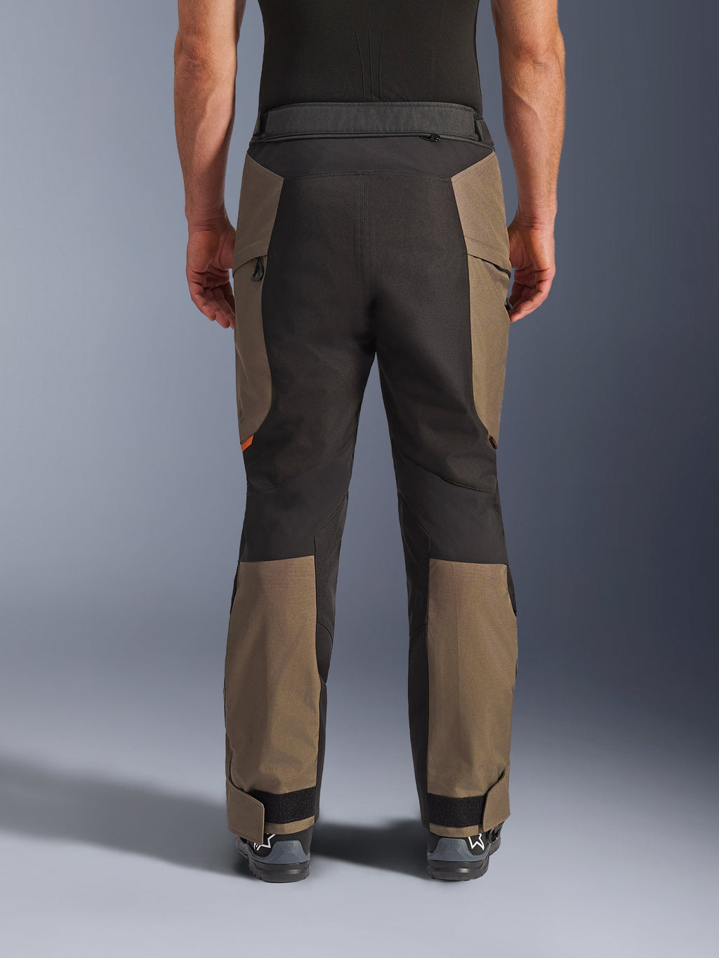 Alpinestars Cusco Drystar® Hose, Adventure-Motorradhose, Walnuss-Schwarz, Rückansicht am Modell, strapazierfähige Textilkonstruktion mit Farbblock-Einsätzen, verstellbarer Saum und Reißverschluss-Detail an der Taille, für Touren und Adventure-Fahrten