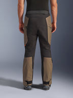 Alpinestars Cusco Drystar® Hose, Adventure-Motorradhose, Walnuss-Schwarz, Rückansicht am Modell, strapazierfähige Textilkonstruktion mit Farbblock-Einsätzen, verstellbarer Saum und Reißverschluss-Detail an der Taille, für Touren und Adventure-Fahrten