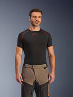 Alpinestars Cusco Drystar® Hose, Adventure-Motorradhose in Walnut Black, getragen von einem Model mit einem schwarzen Alpinestars Base-Layer-Shirt, mit einem zweifarbigen braun-schwarzen Textildesign und verstärkten Einsätzen für Touren.