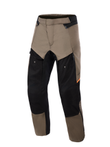 Alpinestars Cusco Drystar® Hose, Adventure-Motorradhose in Walnut Black, Vorderansicht, walnussbraune und schwarze Paneele mit orangefarbenen Akzenten, große Belüftungsöffnungen mit Reißverschluss am Oberschenkel, strapazierfähige Textilkonstruktion.