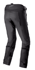 Alpinestars Bogotá Pro Drystar® 3 Seasons Hose, schwarze Adventure-Touren-Motorradhose in der Rückansicht, mit Logo am Bund, verstellbaren Beinriemen und technischer Textilkonstruktion mit verstärkten Einsätzen.