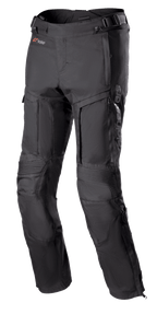 Alpinestars Bogota Pro Drystar 3 Seasons Hose, schwarze Motorrad-Tourenhose, mit Belüftungsreißverschlüssen an den Oberschenkeln, Akkordeon-Stretcheinsätzen an den Knien, verstellbaren Taillenriemen und strapazierfähigem Textilgewebe mit Drystar-Branding.