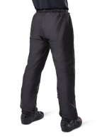 Alpinestars Bogota' Pro Drystar® 3-Jahreszeiten-Hose, schwarze Adventure-Touring-Motorradhose, Rückansicht des wasserdichten Drystar®-Futters als Überhose getragen, kombiniert mit schwarzen Motorradstiefeln, technische Leichtbaukonstruktion für Wetterschutz zu jeder Jahreszeit