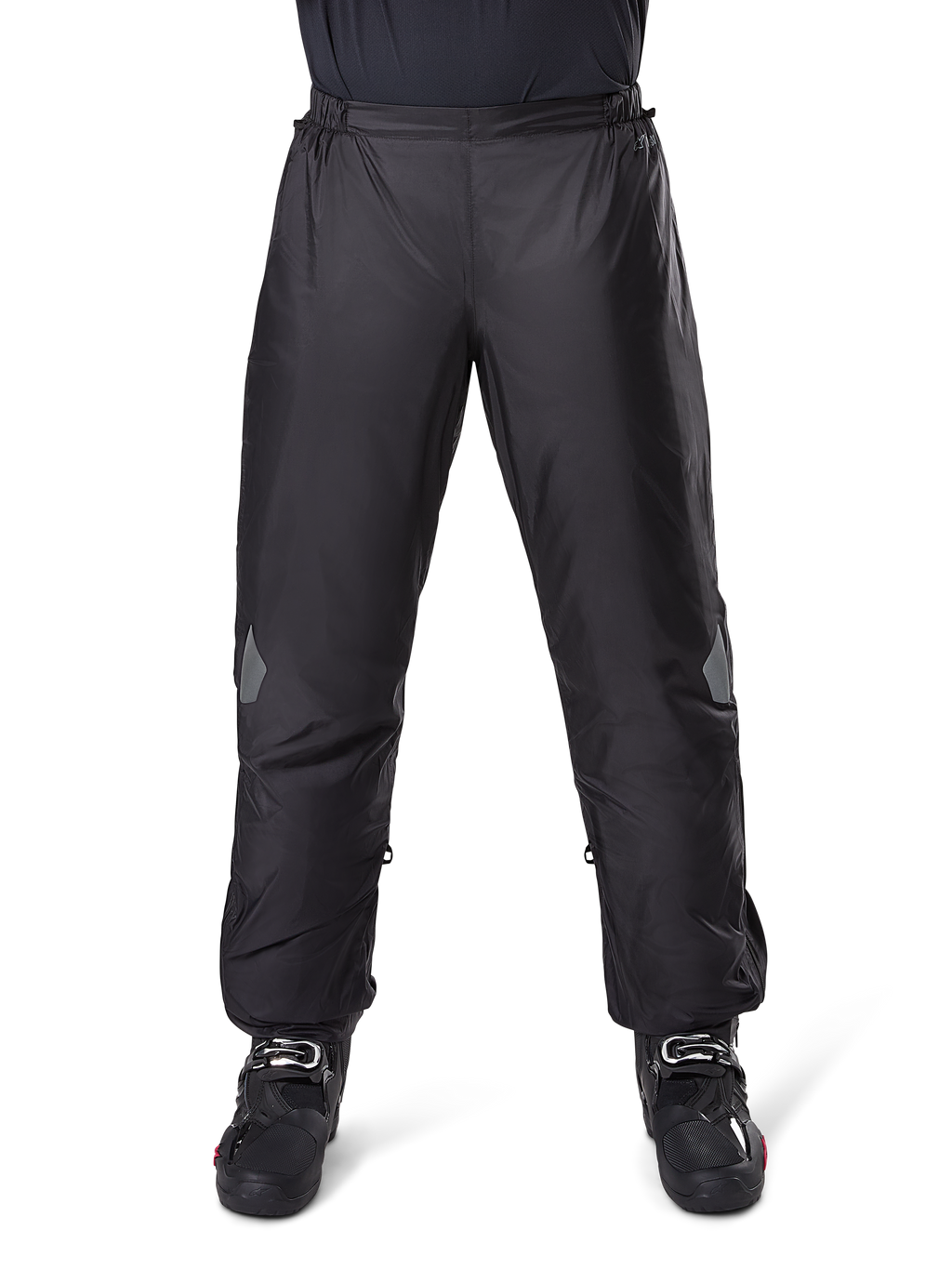 Alpinestars Bogota Pro Drystar 3-Jahreszeiten-Hose, Wasserdichte Motorradhose, Schwarz, leichtes technisches Gewebe mit reflektierenden Knie-Patches, als Überhose getragen mit schwarzen Motorradstiefeln, konzipiert für Wetterschutz beim Adventure-Touring