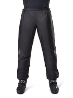 Alpinestars Bogota Pro Drystar 3-Jahreszeiten-Hose, Wasserdichte Motorradhose, Schwarz, leichtes technisches Gewebe mit reflektierenden Knie-Patches, als Überhose getragen mit schwarzen Motorradstiefeln, konzipiert für Wetterschutz beim Adventure-Touring