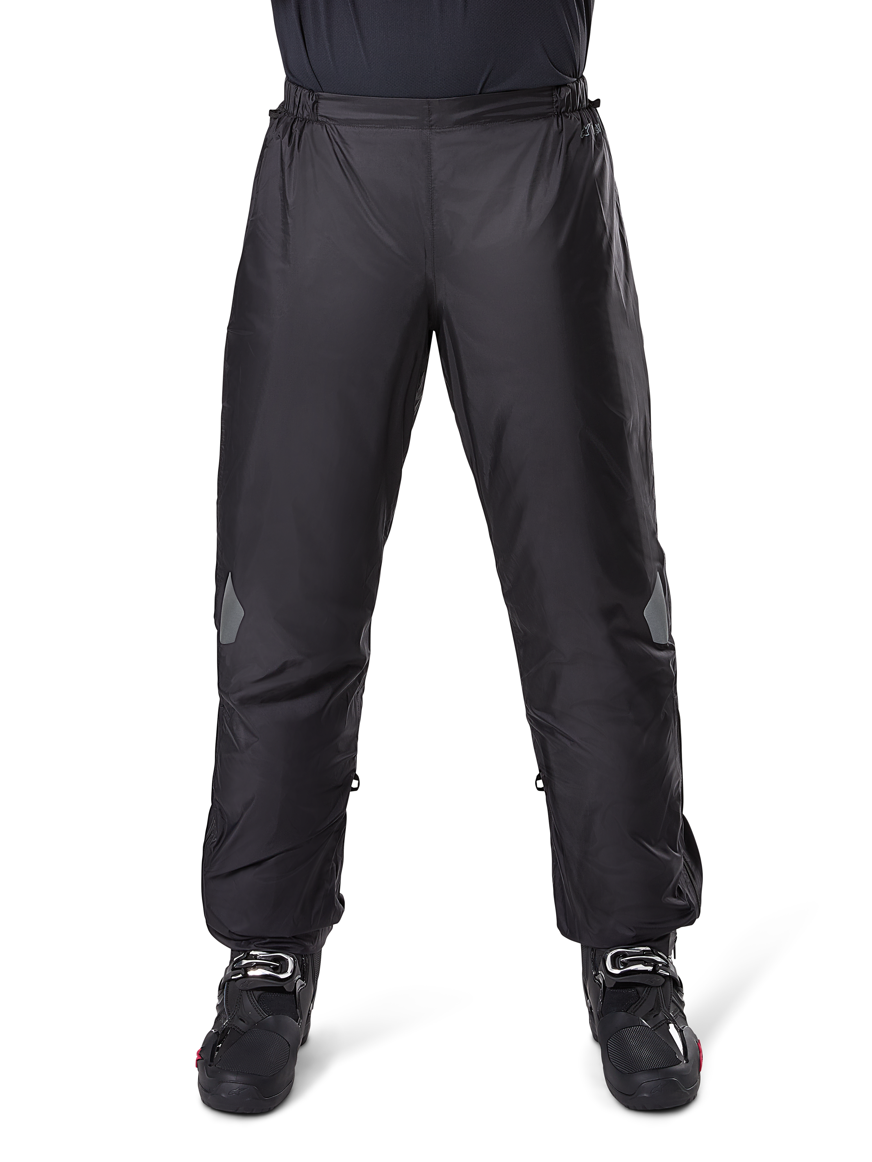 Alpinestars Bogota Pro Drystar 3-Jahreszeiten-Hose, Wasserdichte Motorradhose, Schwarz, leichtes technisches Gewebe mit reflektierenden Knie-Patches, als Überhose getragen mit schwarzen Motorradstiefeln, konzipiert für Wetterschutz beim Adventure-Touring