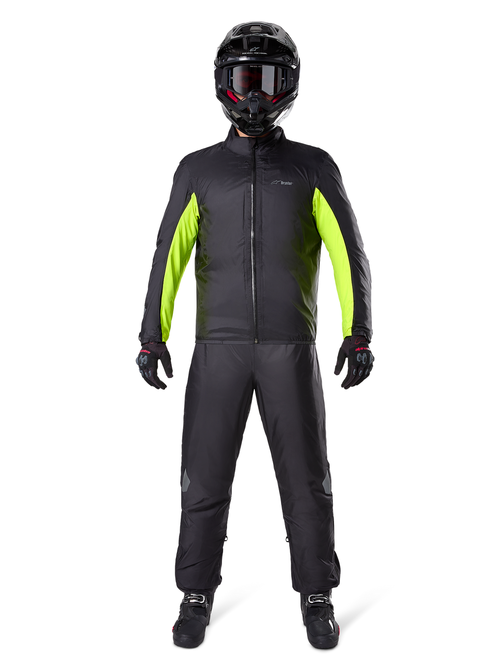 Alpinestars Bogotá Pro Drystar 3-Jahreszeiten-Hose, Schwarz, getragen von einem Motorradfahrer in einem kompletten Adventure-Outfit mit schwarz-neongelber wasserdichter Jacke, schwarzem Helm und Motorradstiefeln, entwickelt für Allwetter-Touring-Performance.