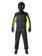 Alpinestars Bogotá Pro Drystar 3-Jahreszeiten-Hose, Schwarz, getragen von einem Motorradfahrer in einem kompletten Adventure-Outfit mit schwarz-neongelber wasserdichter Jacke, schwarzem Helm und Motorradstiefeln, entwickelt für Allwetter-Touring-Performance.