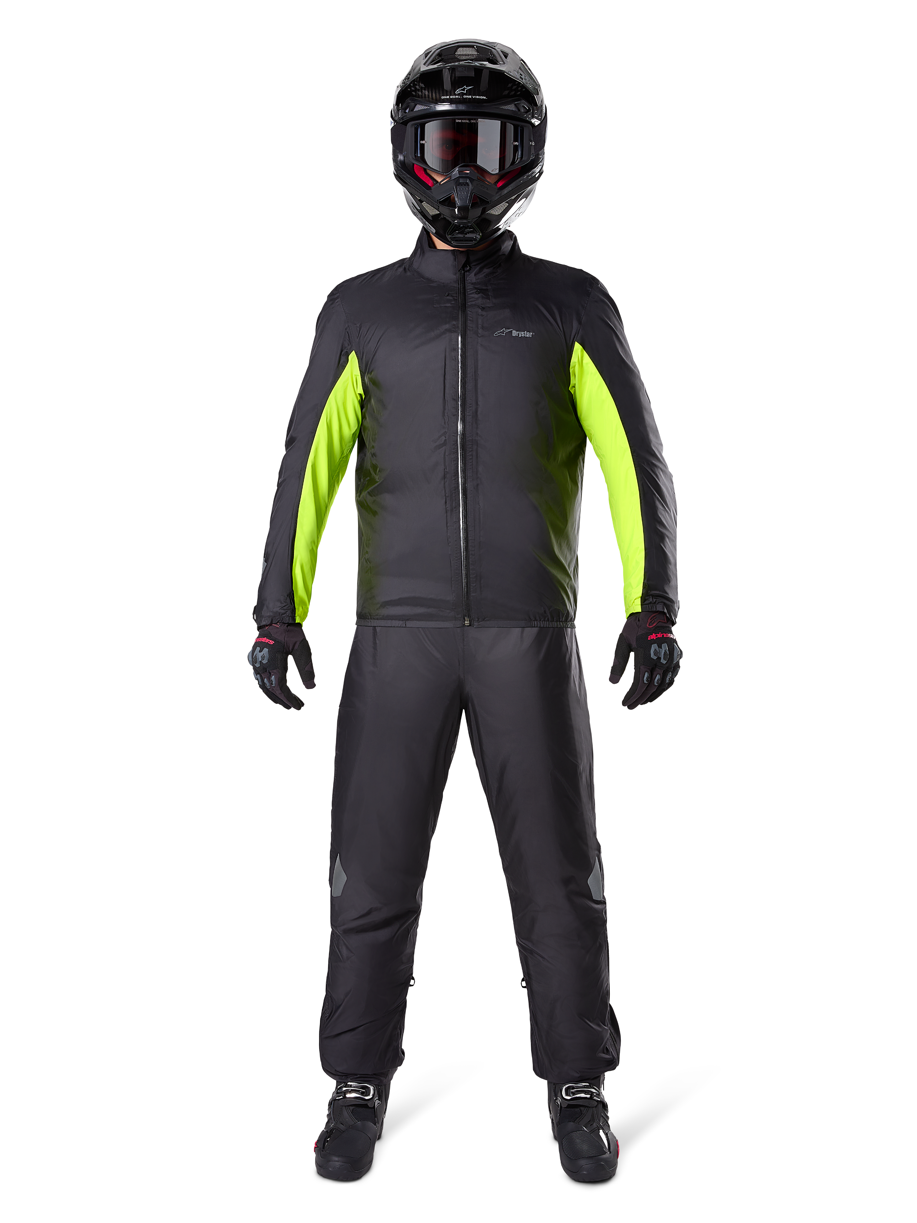 Alpinestars Bogotá Pro Drystar 3-Jahreszeiten-Hose, Schwarz, getragen von einem Motorradfahrer in einem kompletten Adventure-Outfit mit schwarz-neongelber wasserdichter Jacke, schwarzem Helm und Motorradstiefeln, entwickelt für Allwetter-Touring-Performance.