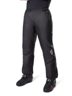 Alpinestars Bogotá Pro Drystar® 3-Jahreszeiten-Hose, Adventure-Touring-Motorradhose, Schwarz, getragen mit schwarzen Motorradstiefeln, mit reflektierenden Einsätzen an den Knien und Drystar-Logo, leichtes wasserdichtes Textildesign für das Fahren zu jeder Jahreszeit.