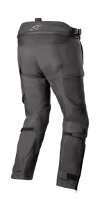 Alpinestars Bogotá Pro Drystar® 4 Seasons Hose - Short, Adventure-Tourenmotorradhose, Schwarz, Rückansicht zeigt hohe Taille mit Logo, Stretch-Akkordeon-Einsatz, verstellbare Wadenriemen und technische Textilkonstruktion.