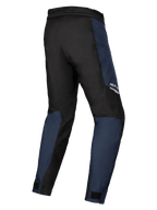 Alpinestars Stella ST-1 Wasserdichte Hose, Textilhose in Dunkelblau und Schwarz mit hellroten Akzenten, Dreiviertel-Rückansicht zur Hervorhebung der strapazierfähigen Konstruktion und ergonomischen Passform für Damen-Adventure-Touring
