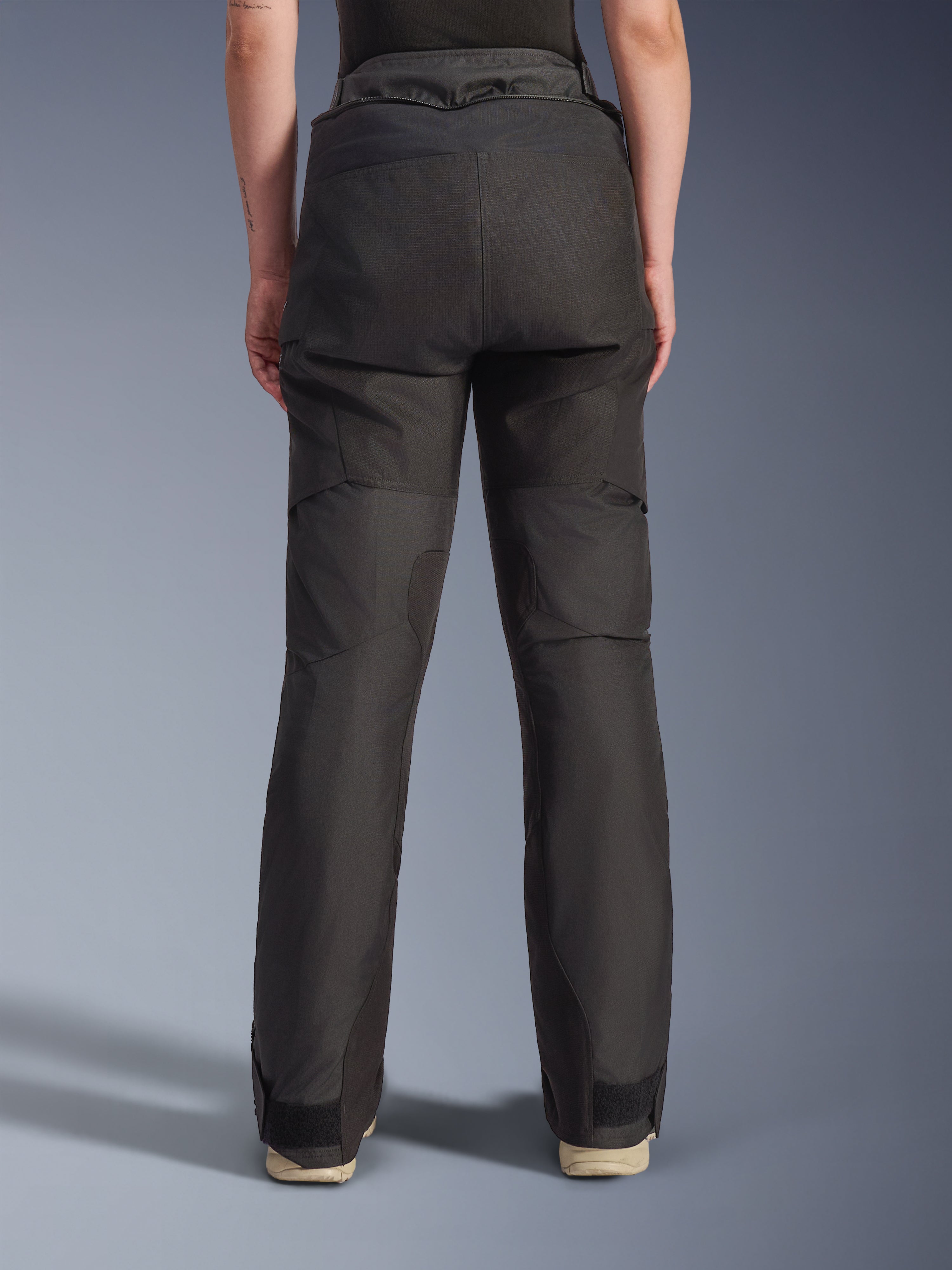 Alpinestars Stella Andes V4 Drystar® Hose für Damen, Motorradhose, Schwarz, Rückansicht mit technischer Textilkonstruktion und verstärkten Einsätzen, verstellbarem Bund und Beinabschlüssen, strapazierfähiges Design für Adventure-Touren