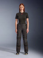 Alpinestars Stella Andes V4 Drystar® Hose, schwarze Adventure-Touring-Motorradhose für Damen, präsentiert an einem Modell mit einem schwarzen Alpinestars T-Shirt, technisches Textildesign mit Cargotaschen und verstärkten Knieeinsätzen.