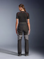Alpinestars Stella Andes V4 Drystar® Hose, Motorradhose für Damen, Schwarz und Dunkelgrau, Rückansicht mit grauen Ripstop-Verstärkungen und ergonomischem Design, getragen mit einem schwarzen technischen Base Layer, Adventure-Touring-Fahrerausrüstung