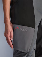 Alpinestars Stella Andes V4 Drystar® Hose, Adventure-Tourenhose für Damen, Schwarz und Dunkelgrau, Detailansicht des Oberschenkelbereichs mit Drystar-Logo und rotem Alpinestars-Stern auf verstärkten Textilpaneelen