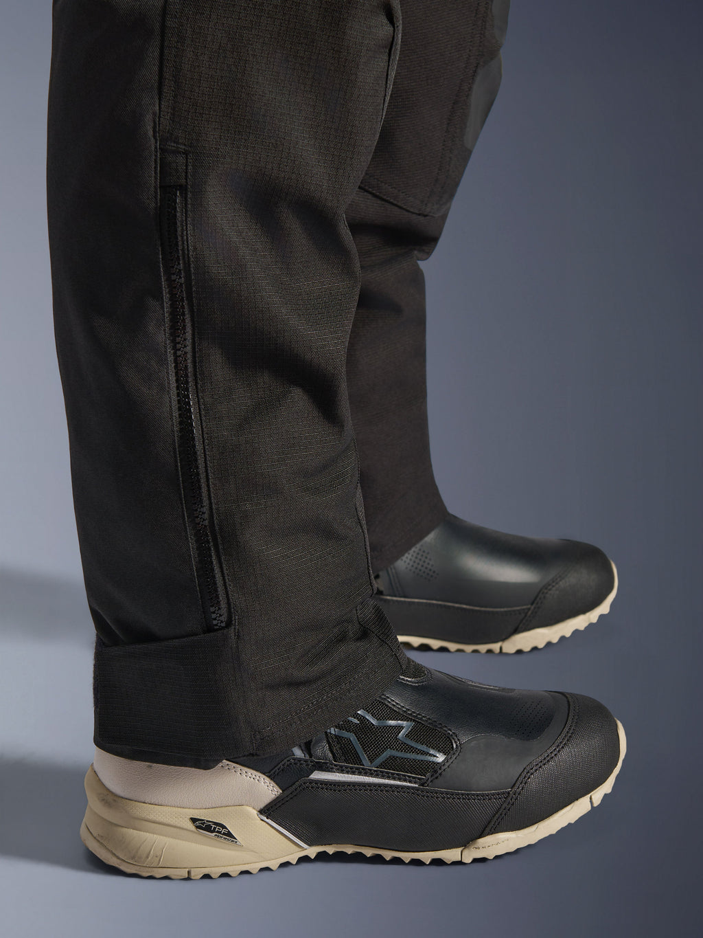 Alpinestars Stella Andes V4 Drystar® Hose, schwarzes Unterschenkel-Detail mit vertikalem Seitenreißverschluss zur Stiefelanpassung, strapazierfähiges Textilgewebe, Adventure-Motorradbekleidung für Damen