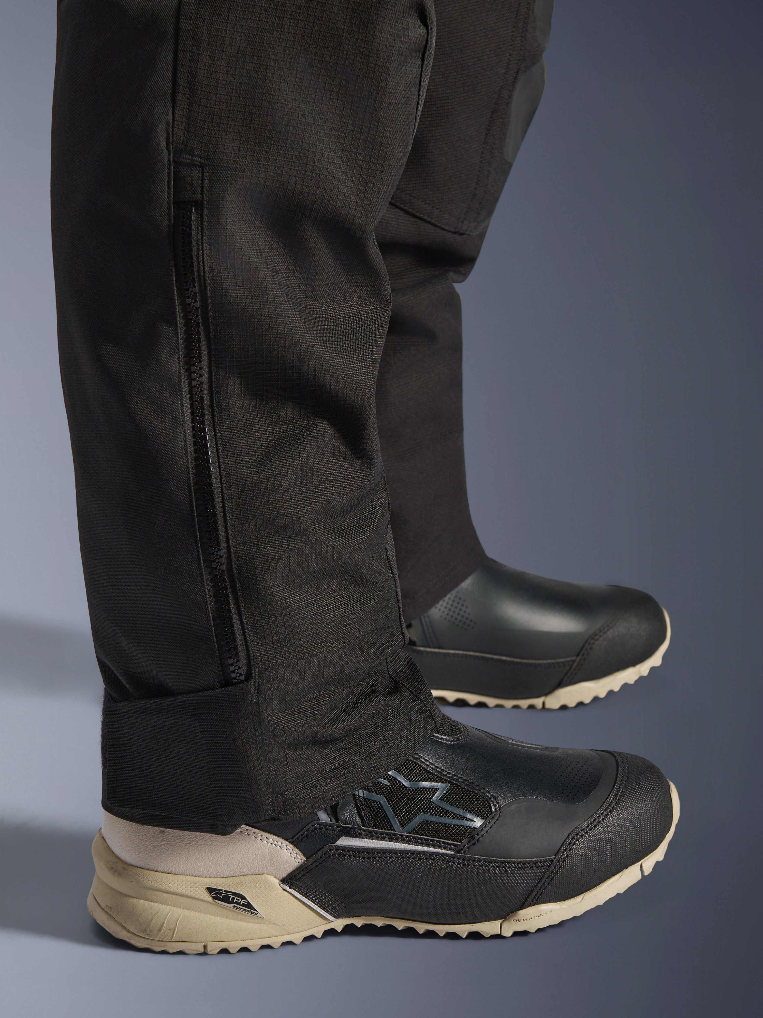 Alpinestars Stella Andes V4 Drystar® Hose, schwarzes Unterschenkel-Detail mit vertikalem Seitenreißverschluss zur Stiefelanpassung, strapazierfähiges Textilgewebe, Adventure-Motorradbekleidung für Damen