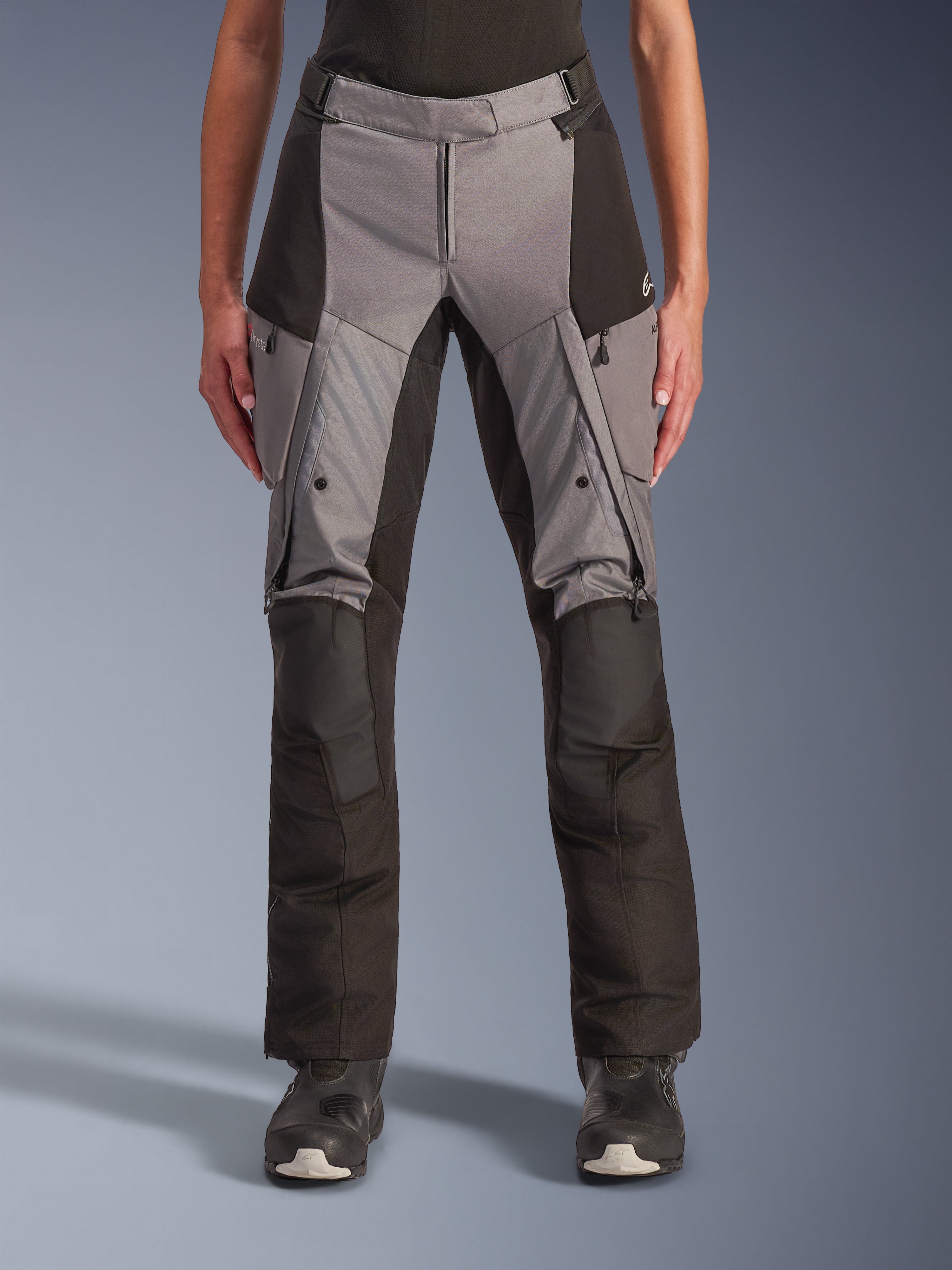 Alpinestars Stella Andes V4 Drystar Hose, Damen-Motorrad-Tourenhose, Grau und Schwarz, Vorderansicht mit Belüftungsöffnungen an den Oberschenkeln, Cargotaschen und verstärkten Kniebereichen, konzipiert für Abenteuerfahrten bei jedem Wetter