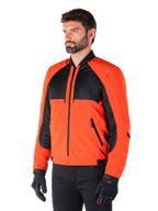 Alpinestars Mootant wasserdichter Parka in Spicy Orange und Schwarz, modulare Motorradjacke in der Bomberjacken-Konfiguration, mit schwarzen Mesh- und orangefarbenen Textileinsätzen, moderne urbane Fahrausrüstung, getragen mit schwarzen Handschuhen