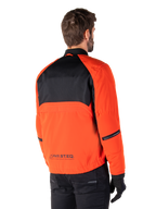 Rückansicht eines Fahrers im Alpinestars Mootant Waterproof Parka in Spicy Orange und Schwarz, mit schwarzem Mesh-Einsatz am oberen Rücken und reflektierendem MO.ST.EQ.-Branding, moderne funktionale Motorradjacke.