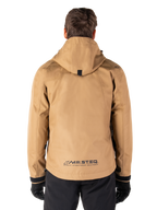Alpinestars Morush Wasserdichter Parka, Utility Brown, Rückansicht, mit Kapuze und MO.ST.EQ.-Branding am unteren Rücken, kombiniert mit schwarzer Hose und Handschuhen, moderne von Streetwear inspirierte Motorradbekleidung