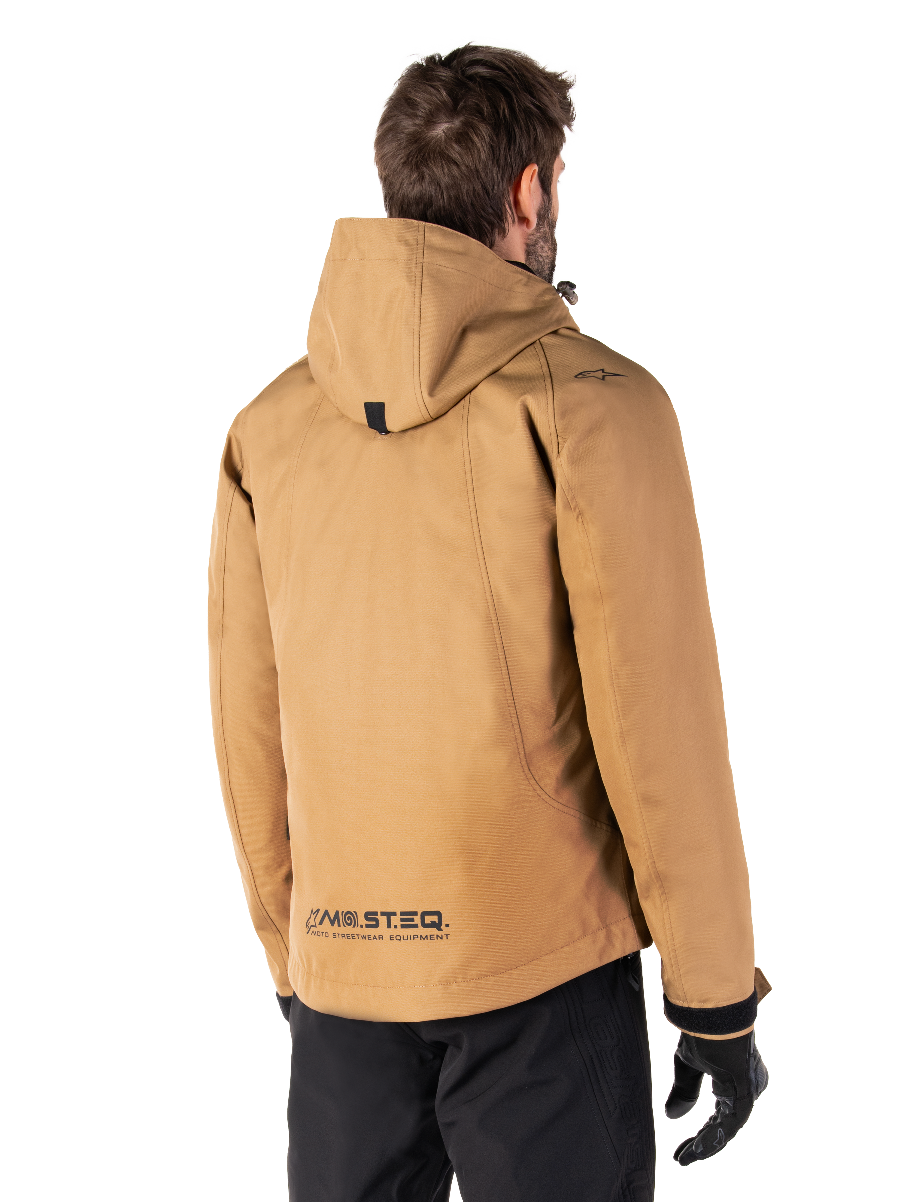 Alpinestars Morush wasserdichter Parka, Motorradjacke, Utility Brown, Rückansicht mit Kapuze und reflektierendem MO.ST.EQ. Branding, urbanes, von Streetwear inspiriertes Design mit modernem Nutzen für Motorradfahrer