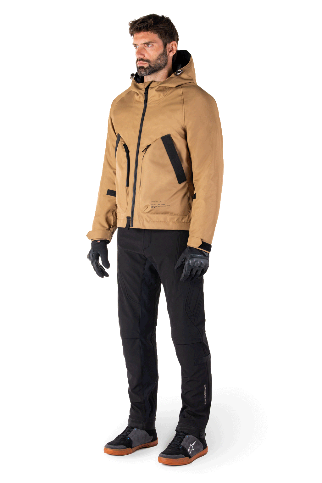 Alpinestars Morush Wasserdichter Parka in Utility Brown, minimalistische Streetwear-inspirierte Motorradjacke aus der MO.ST.EQ. Kollektion, sturmsichere Kapuze, große Fronttaschen mit doppeltem Zugriff, ergonomische Parka-Silhouette.