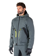 Alpinestars Morush Wasserdichter Parka, Motorradjacke in Urban Gray, Design mit Kapuze und leuchtend gelben Reißverschluss-Akzenten, schwarze Taschendetails, kombiniert mit passender grauer Motorradhose und schwarzen Handschuhen, moderne, von Streetwear inspirierte Motorradbekleidung.