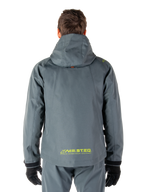 Alpinestars Morush Wasserdichter Parka, Motorradjacke, Urban-Grau, Rückansicht mit Kapuzendesign und gelbem MO.ST.EQ. Logo am unteren Rücken, moderne, von urbaner Streetwear inspirierte Motorradausrüstung