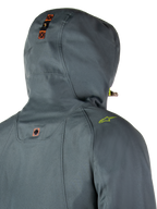Alpinestars Morush Wasserdichter Parka, Urban Gray, detaillierte Rückansicht der Kapuze mit Druckknopf-Verankerungssystem und orangefarbenen Akzenten, limettengrünes Schulterlogo, wasserdichte urbane Motorrad-Streetwear