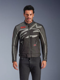 Alpinestars Axton Jacke, Urban-Motorradjacke für Herren, Schwarz und Anthrazit mit roten Akzenten, große umlaufende hellgraue Grafik, rote Logo-Patches auf Brust und Tasche, Frontreißverschluss und Reißverschluss-Manschetten, von Vintage-Rennsport inspiriertes Design für die Straße
