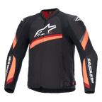 Alpinestars T-GP Plus R V4 Jacke, schwarze Motorradjacke mit roten und neon-orangefarbenen Streifen, großes weißes Logo auf der Brust, sportliches Textildesign mit rotem Kragenfutter und Ärmeln mit Markenschriftzug, Hochleistungs-Sportausrüstung