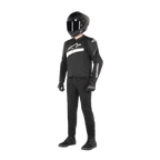 Fahrer in der Alpinestars T-GP Plus R V4 Airflow Jacke in Schwarz und Weiß, Textil-Motorradjacke mit Mesh-Einsätzen und weißem Alpinestars-Branding, kombiniert mit schwarzem Helm, schwarzen Handschuhen, schwarzer Hose und schwarzen Schuhen