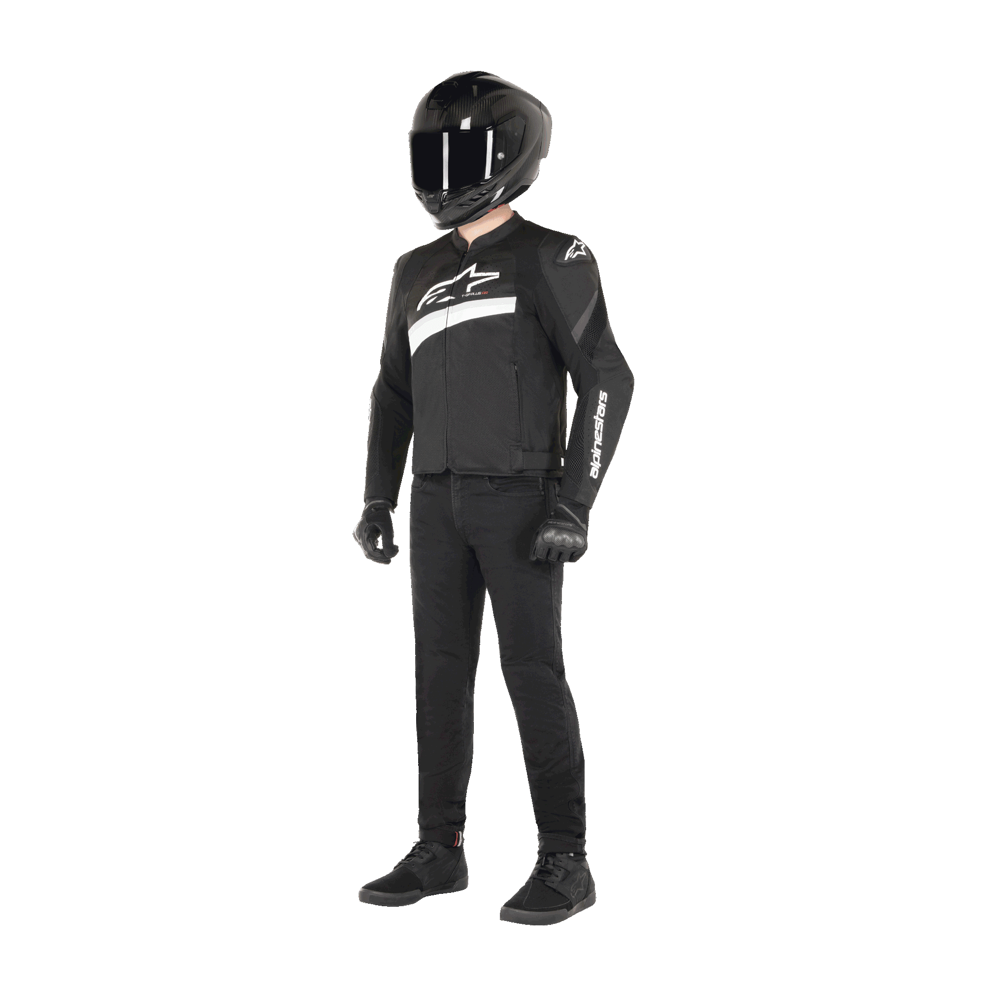 Fahrer in der Alpinestars T-GP Plus R V4 Airflow Jacke in Schwarz und Weiß, Textil-Motorradjacke mit Mesh-Einsätzen und weißem Alpinestars-Branding, kombiniert mit schwarzem Helm, schwarzen Handschuhen, schwarzer Hose und schwarzen Schuhen