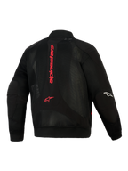 Alpinestars Flight Air Jacke, Schwarz und leuchtendes Rot, Rückansicht mit 3D-Mesh-Konstruktion, vertikales rotes Alpinestars-Logo auf dem Rücken, Bomber-Silhouette mit geripptem Bund und Ärmelbündchen, weißes Logo am Ärmel