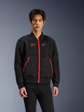 Alpinestars Flight Air Jacke in Schwarz und leuchtendem Rot, urbane Motorradjacke im Bomber-Stil, getragen von einem Model, mit Mesh-Belüftungseinsätzen, einem auffälligen roten Frontreißverschluss, roten Taschendetails und Branding auf der Brust, kombiniert mit einer schwarzen Hose