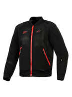 Alpinestars Flight Air Jacke, Schwarz Bright Red, Vorderansicht einer leichten Motorradjacke im Bomber-Stil mit 3D-Mesh-Einsätzen, kontrastierenden roten Reißverschlüssen und rotem Alpinestars-Branding auf der Brust.