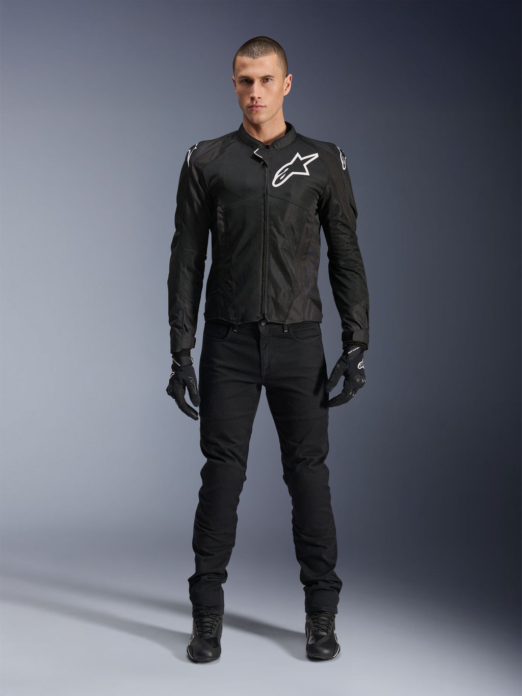 Alpinestars Viper Air V4 Jacke, schwarze Textil-Motorradjacke, weißes Logo auf Brust und Schultern, getragen mit schwarzer Motorradhose und Handschuhen, Tech-Mesh-Einsätze für optimale Luftzirkulation, Ganzkörper-Studioaufnahme