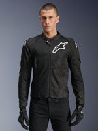 Alpinestars Viper Air V4 Jacke, schwarze Textil-Motorradjacke, weißes Stern-Logo auf Brust und Schultern, große Tech-Mesh-Einsätze für maximale Belüftung, hoher Kragen, Reißverschluss vorne, schlankes Racing-Design