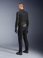Alpinestars Viper Air V4 Jacke, schwarze Textil-Motorradjacke, Rückansicht an einem männlichen Model, mit großen Tech-Mesh-Einsätzen für Luftzirkulation und weißem Stern-Logo auf dem unteren Rücken, getragen mit passender schwarzer Motorradhose und Handschuhen