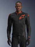 Alpinestars Viper Air V4 Jacke, Motorradjacke in Schwarz und Red Fluo, belüftete Mesh-Konstruktion mit markantem rotem Sternlogo, von einem Modell mit passenden Handschuhen getragen, sportliches Performance-Design